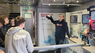 Die Schülerinnen und Schüler der Marion-Dönhoff-Schule bekommen im Erlebnis-Truck von Coach Marcel Michel letzte Anweisungen, bevor sie dann nacheinander mit der Virtual-Reality-Brille experimentieren dürfen.