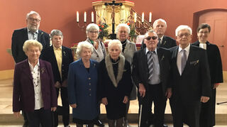 Eine große Zahl von Teilnehmern feiert gemeinsam mit Pfarrerin Katharina Treptow-Garben das 70. Jubiläum ihrer Konfirmation, die Gnaden Konfirmation.