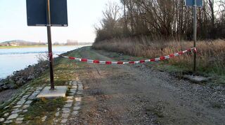 Am Rheinufer sind in den vergangenen Wochen zwei Leichen gefunden worden. Die Polizei ermittelt gegen ein tatverdächtiges Ehepaar.