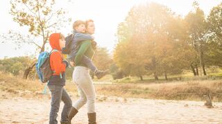 Eltern können ihren Kindern viel Selbstvertrauen mit auf den Weg geben.