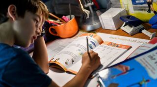 Hausaufgaben und Schule können für Kinder belastend sein.