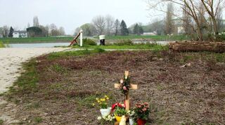 Ein Kreuz und Blumen erinnern am Fundort in Hockenheim an die getötete 27-jährige Ukrainerin.