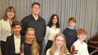 Matilda Getto (hinten v. l.), David Burik, Fernanda de Freitas-Kopsch, Yohann Klinger, Stefan Patrik Simu (vorne), Emilia Bauer, Lotta Südhof und Henrik Klinger haben die Farben des Klavierstudios bei „Jugend musiziert“ vertreten.