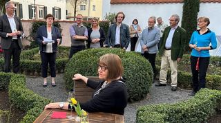 Bürgermeisterin Monika Kabs begrüßt den neuen Wirt des Feuerbachhauses Karl Lukasser (rechts neben ihr).