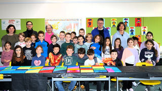 Die jungen Künstler aus den Klassen 3a und 3b der Johann-Michael-Zeyher-Grundschule präsentieren stolz ihre Werke: Klassenlehrerin Carmen Schaut (hinten, v. l.), Museumsleiter Lars Maurer, Schulleiterin Ute Geller-Schmidtke, Pfarrer Steffen Groß und Künstlerin Andrea Tewes sind begeistert.