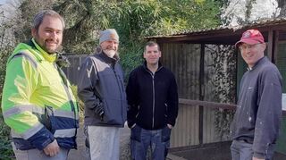 Mitglieder der TSG Eintracht Plankstadt helfen zur Freude des Vereinsvorsitzenden Sven Berlinghof im Vogelpark aus.