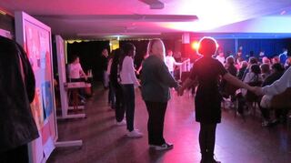 Die Kinder zeigen ihre Arbeit auch in Theaterform.