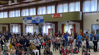 Zahlreiche Besucher verfolgen das Bühnenprogramm beim ersten Ketscher Tag der Vereine 2022.