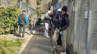 Mitglieder der TSG Eintracht Plankstadt helfen im Vogelpark aus.