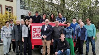 Die Kandidaten der SPD: Sonja Hertlein (v. l.), Claudia Ruhland, Werner Kerschgens, Willi Egler, Gudrun Wipfinger-Fierdel, Sebastian Ruhland, Rüdiger Laser, Ingo Staudt, Claudia Klement, Jens Rüttinger, Jana Patzschke, Dr. Kurt Keller, Florian Reck, Boris Rüttinger, Anja Wilhelmi-Rapp, Leon Polifka, Benjamin Bechhaus, Heidrun Pawletta, Gabi Wollbaum. Es fehlen: Doris Zimmermann, Sevil Becker, Andreas Eller, Matthias Agirdogan und Hartmut Michel.