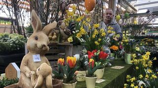 Tritt gerne in den Hintergrund und lässt Blumen für sich sprechen: Michael Heinzmann mit einer Auswahl von Tulpen und Narzissen sowie österlicher Deko.