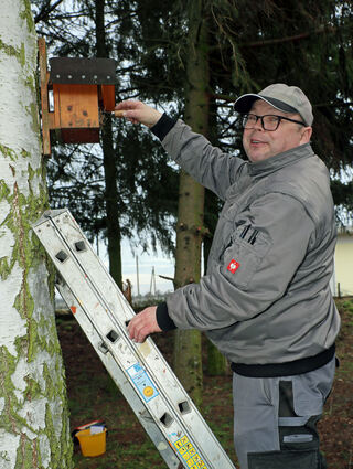 Herbert Nehiba kümmert sich um die Nistkästen in der Gemeinde und richtet diese im Frühjahr her, bevor die Vögel aus dem Süden zurückkehren.