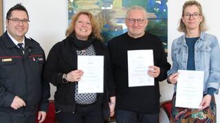 Peter Eymann (l.) und OB Stefanie Seiler (r.) ernennen Christine Lincke, Dr. Armin Schlechter und Simone Heimann zur Kulturgutschützern.