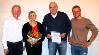 Finanzvorstand Klaus Donderer (l.) und Vorsitzender Dirk Oswald (r.) ernennen Elke Jokisch für besondere Verdienste zum Ehrenmitglied und zeichnen Werner Heger für 50-jährige Trainertätigkeit mit der goldenen Ehrennadel aus.