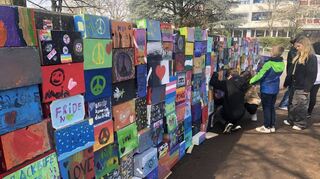 Der Pressetermin ist vorbei, die Schüler verschwinden in ihre Klassenzimmer. Nur einige wenige der Kinder möchten ihre Kunstwerke noch ein letztes Mal sichern.