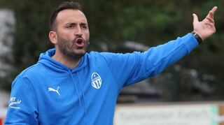 Marco Rocca, der Trainer des Landesligisten Spvgg 06 Ketsch, wird im Derby gegen Brühl seine Mannschaft in gewohnter Manier nach vorne antreiben.
