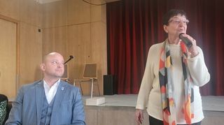 Bürgermeister Pascal Seidel (v. l.) wird von Maria Gramlich im Josefshaus begrüßt, bevor er über seine Arbeit aufklärt und sich den Fragen der Senioren stellt.