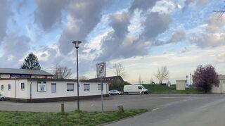 Der Parkplatz vor dem TV-Clubhaus soll komplett neu gemacht werden – das war eine Vereinbarung zwischen Verein und Gemeinde im Zusammenhang mit dem Sportpark-Süd. 13 Jahre nach der Zusage haben sich die Kosten allerdings fast verdoppelt.