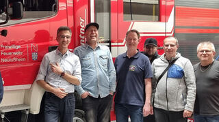 Marko Andelic (Erster v.l.) besucht die Neulußheimer Feuerwehr.
