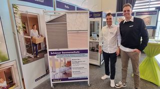 Tim Ostermann und Marc Ostermann von Hauck Fliegengitter aus Haßloch stellen Lösungen für Fenster vor, bei denen zum Beispiel auch neu entwickelte Plissess zur Energieeffizienz beitragen und dazu noch gut aussehen.