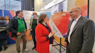 Messeorganisator Holger Müller (r.) im Gespräch mit Martina Braun, Geschäftsführerin der Stadtwerke Schwetzingen. Die Stadtwerke sind langjährige Partnerin der Energie-Messe Rhein-Neckar und bieten am Stand nicht nur Infos, sondern auch tolle Gewinnmöglichkeiten.