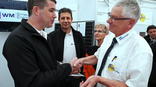 Die Altlußheimer Firma "WM Erneuerbare Energien GmbH" wird vom bisherigen Chef Werner Müntener (r. mit Gattin Petra) in die Hände von Daniel Ehmer und Ahmet Aslan übergeben.