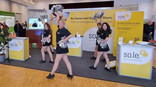 Die Pfitzenmeier Cheerdancers (am Stand von so.le.) bringen Schwung ins Lutherhaus bei der Energie-Messe. Sonst feuern sie die Bundesliga-Basketballer der Academics Heidelberg an.