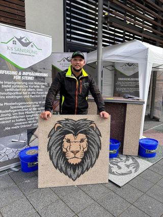 Keanu Spindler ist erstmals mit seinem Unternehmen KS Sanierung aus Worms bei der Energie-Messe in Schwetzingen dabei. Das, was er hier zeigt, ist eine Bodenplatte aus Mamor mit Kieselbeschichtung - kunstvoll in Szene gesetzt für den Innen- und Außenbereich.