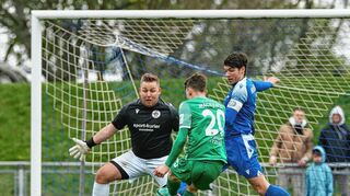 Fortuna-Torwart Dennis Broll (li.) vereitelte die eine oder andere Chance des SV Sandhausen. Gegen Tim Maciejewski (Mi.) hatte er aber einmal das Nachsehen.