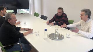 Alexander Mitsch (vorne r.) im Redaktionsgespräch mit Chefredakteur Jürgen Gruler (v. l.), Noah Eschwey und dem stellvertretendem Redaktionsleiter Andreas Lin.