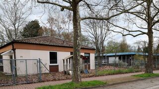 Hier in der Heidelberger Straße nahe der Einmündung Waldstraße tut sich bald was: Die Evangelische Gemeinschaft baut auf dem Grundstück des alten, zuletzt vorübergehend von St. Josef benutzten Kindergartens ihr neues Gemeindezentrum.