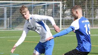 Tamino Lechner (l.), der beim 4:2-Sieg der Brühler über Sandhofen ein starkes Spiel macht, versucht hier Luan Aliji den Ball abzujagen.