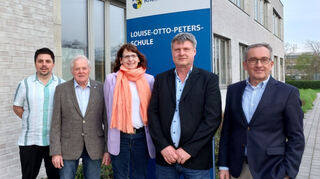Die Spitzenkandidaten der FDP für den Kreistag im Wahlkreis 7 vor der Louise-Otto-Peters-Schule, deren Träger der Kreis ist: Dr. Stefan Reschke (v. l.), Peter Schell, Claudia Loff, Frank Köcher-Hohn und Jens Pflaum.