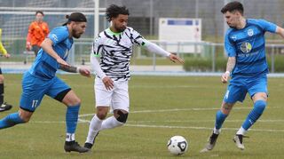 Der Brühler Angreifer Philipp Onos (M.) ist nur schwer, in den Griff zu bekommen, und schießt beim 3:0-Sieg seiner Mannschaft das Führungstor. Stephan Jung (l.) und Igor Ivanovic versuchen zu stören.