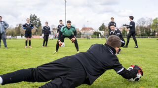 Fest zupacken: Übungsleiter Alex Günther (stehend) und Lars Kegler (in der Hocke) schicken Torwart Luka in die Ecke, um den Ball zu halten.