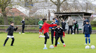 Der Speyerer Extremsportler Lars Kegler leitet auf dem Vereinsgelände der Spvgg. Rot-Weiss Speyer das  zweitäge Torwartcamp.