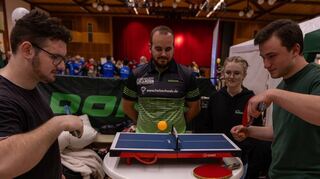 Die Tischtennisspieler haben nicht nur zwei große, sondern auch eine Mini-Platte dabei, die sich unter den Besuchern großer Beliebtheit erfreut.