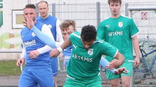 Der Hockenheimer Eugen Kalinicenko attackiert Emre Büyükakpinar (vorne). Die SG Oftersheim gewinnt 2:1 und festigt ihren oberen Tabellenplatz.