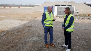 Beim Spatenstich informiert sich Bürgermeister Timo Wangler bei Torsten Könning, Development Director beim Projektentwickler Nvelop Real Estate, noch einmal vor Ort über das geplante Logistikzentrum.