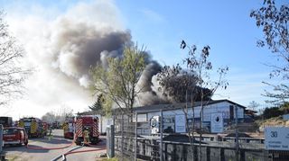 Eine Lagerhalle in Neulußheim steht im Vollbrand.
