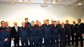 Kommandant Lars Oehring (v. l.), Kreisbrandmeister Udo Dentz, Oberbürgermeister Dr. René Pöltl sowie Kreisfeuerwehrverband-Vorsitzender Silvio Schädel (v. r.) und Unterkreisführer Matthias Gerlach gratulierten den Aktiven mit den Ehrenzeichen des Landes Baden-Württemberg und den Ehrennadeln des Kreises.