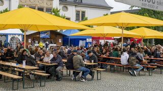 So soll es auch am 14. und 15. Juni aussehen: Das auf den Marktplatz verlegte Maidorf mit der Pestalozzi-Schule im Hintergrund ist schon zum freitäglichen Festauftakt gut gefüllt.