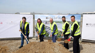 Mit einem symbolischen Spatenstich geht die Bauphase los (v. l.): Dominik Lange (Goldbeck), Torsten Könning (Nvelop), Bürgermeister Timo Wangler, Artie Ioakim (Nvelop) und Arvi Luoma (Blackbrook Capital). --- Im Ketscher Gewerbegebiet Süd entsteht auf dem ehemaligen Gelände von Borgwarner ein Logistikzentrum mit knapp 23.000 Quadratmetern Fläche. Bild: Benjamin Jungbluth