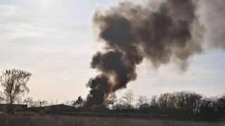 Die durch den Brand ausgelöste Rauchwolke ist weithin sichtbar.