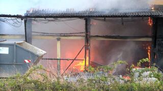 Das Feuer hat große Teile der Lagerhalle zerstört.