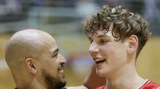 Alex King, BBL-Rekordspieler und Trainer des Würzburger „Farmteams“, freut sich mit Hannes Steinbach über den Aufstieg in die 2. Liga (ProB). Viele Experten trauen dem 17-Jährigen eine große Karriere zu.