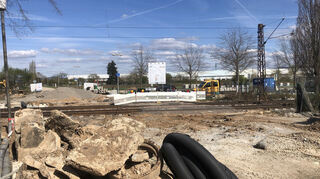 Ein Bild von der Baustelle in der Grenzhöfer Straße – geschossen durch den Bauzaun von der Nordstadt aus.