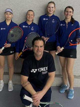 Schöner Erfolg: Die Badenliga-Mannschaft des TC Plankstadt mit Aline Dissinger (v. l.), Madeleine Kiefer, Julyte Renno und Anne Zehetgruber wird unter Trainer Felix Doble Meister.