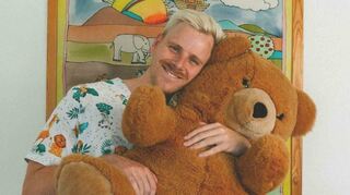 Der Kinderarzt Aaron Pfisterer nutzt Social Media, um aufzuklären.
