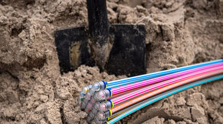 Glasfaserkabel liegen auf einer Baustelle. Die Deutsche Telekom und das Land Berlin wollen zusammen den Ausbau des Glasfasernetz vorantreiben. +++ dpa-Bildfunk +++